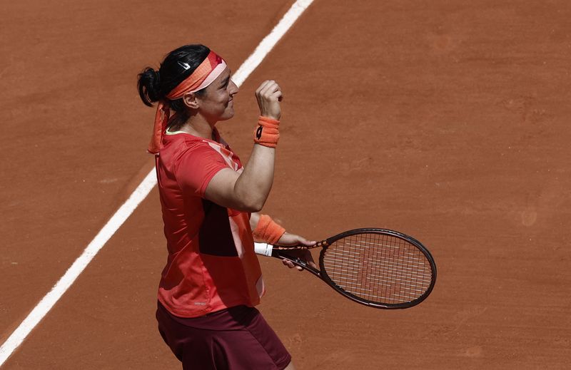 &copy; Reuters. لاعبة التنس التونسية أُنس جابر تحتفل بفوزها في مباراتها أمام اللاعبة الإيطالية لوسيا برونزيتي في الدور الأول في بطولة فرنسا المفتوحة للتنس