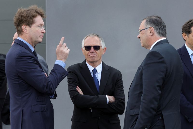 &copy; Reuters. Ola Källenius, president du directoire Mercedes-Benz, Patrick Pouyanne, directeur général de TotalEnergies et Carlos Tavares, directeur général de Stellantis, lors de l'inauguration de la gigafactory d'Automotive Cells Company (ACC) à Billy-Berclau-