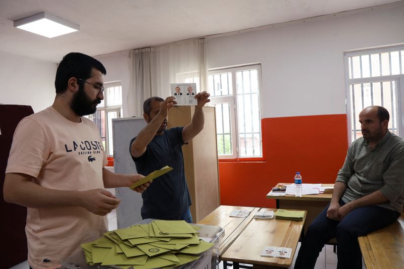 &copy; Reuters. FILE PHOTO: Election officials count votes during the second round of the presidential election, in Diyarbakir, Turkey, May 28, 2023. REUTERS/Sertac Kayar