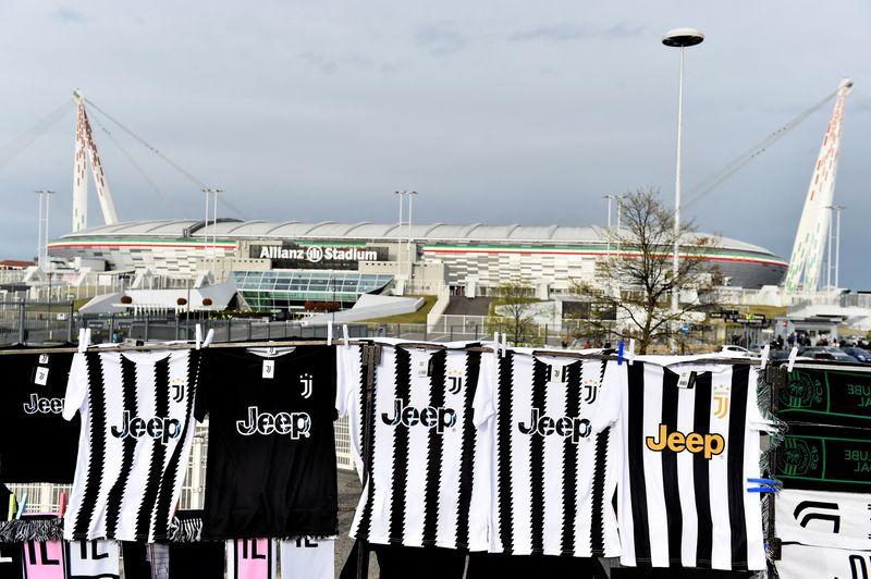 &copy; Reuters. Maglie della Juventus esposte fuori dall'Allianz Stadium a Torino, 13 Aprile 2023. REUTERS/Massimo Pinca/File Photo