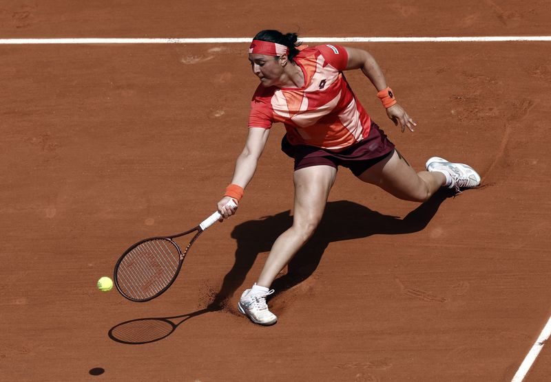 &copy; Reuters. لاعبة التنس التونسية أنس جابر خلال مباراة لها في بطولة فرنسا المفتوحة للتنس في باريس يوم الثلاثاء. تصوير: بينوا تيسييه - رويترز.