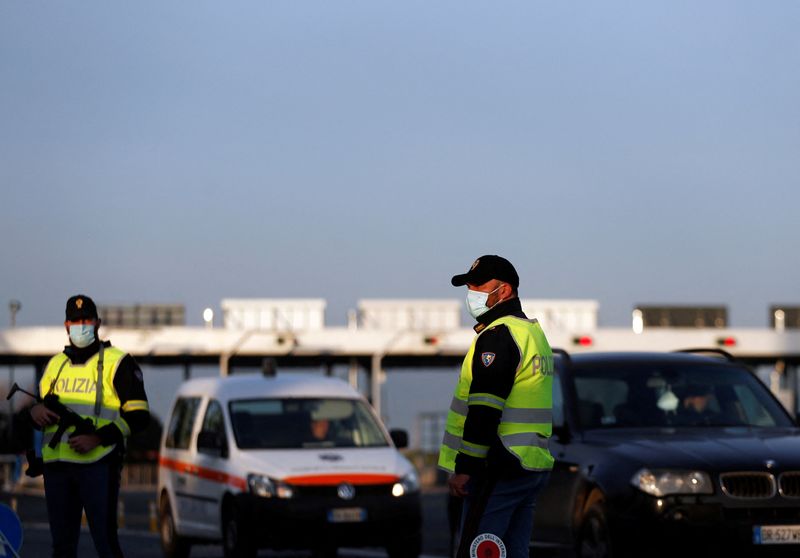 &copy; Reuters. FOTO DE ARCHIVO: Agentes de la policía italiana en una autovía en Roma, Italia, el 21 de diciembre de 2020. REUTERS/Yara Nardi