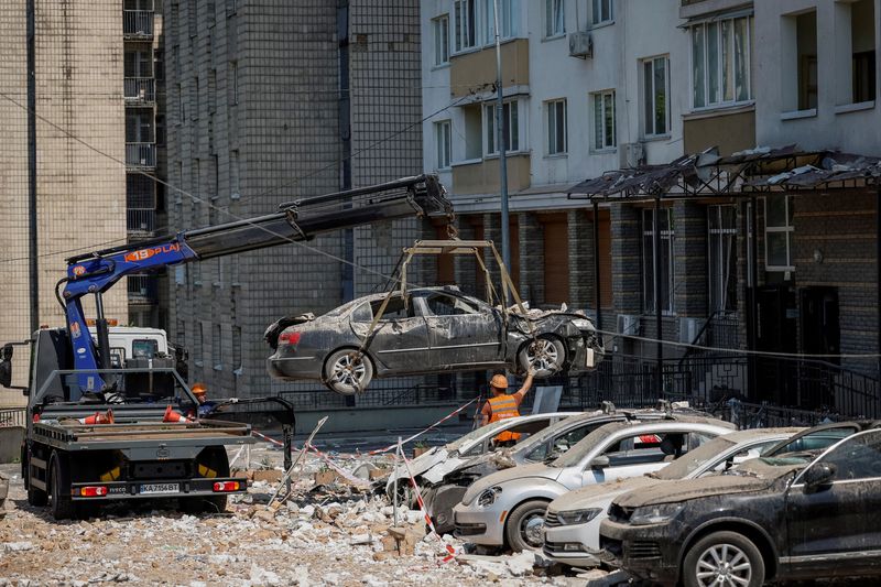 &copy; Reuters. منظر عام لسيارات مدمرة جراء القصف الروسي لأوكرانيا في منطقة كييف يوم الثلاثاء. تصوير: ألينا سموتكو - رويترز.