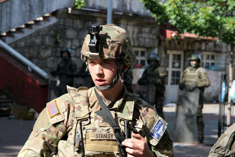 &copy; Reuters. جندي أمريكي يقف في حراسة مكتب في كوسوفو يوم الثلاثاء. صورة لرويترز. 