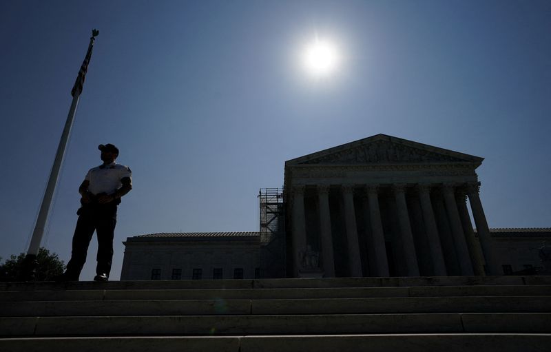 &copy; Reuters. FILE PHOTO: A policeman stands guard on the steps of the U.S. Supreme Court, where today, written opinions in pending, argued cases, are expected to be issued, in Washington, U.S., May 18, 2023 REUTERS/Kevin Lamarque/File Photo