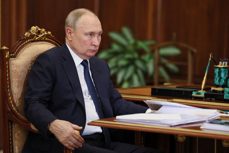 &copy; Reuters. الرئيس الروسي فلاديمير بوتين خلال اجتماع في موسكو يوم الاثنين. صورة لرويترز من ممثل لوكالات الأنباء.