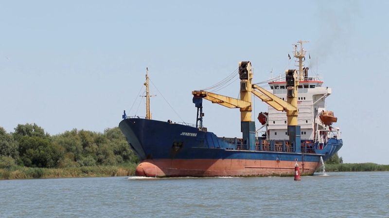 &copy; Reuters. FOTO DE ARCHIVO: Un buque de carga navega por el canal de Bystre, que conecta el mar Negro con el Danubio, en una localización identificada como el distrito de Izmail, óblast de Odesa, Ucrania, en esta captura de un vídeo publicado el 15 de julio de 20