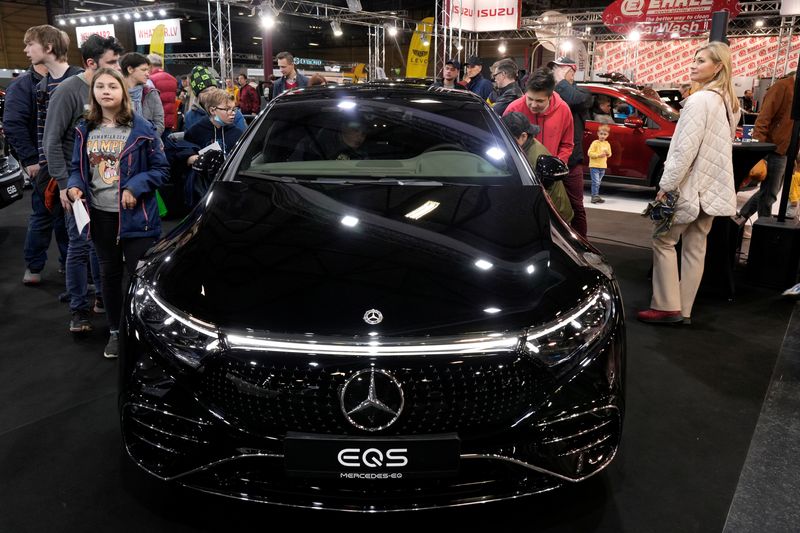&copy; Reuters. FILE PHOTO: People look on a Mercedes-Benz EQS, an all-wheel drive all-electric sedan, during International Motor Show Auto 2022 in Riga, Latvia April 30, 2022. REUTERS/Ints Kalnins