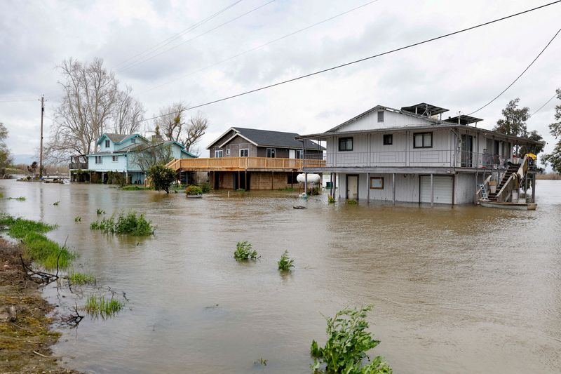 &copy; Reuters. FOTO DE ARCHIVO: Varias casas parcialmente cubiertas por el agua tras el desbordamiento del río San Joaquín en Manteca, estado de California, Estados Unidos, el 19 de marzo de 2023. REUTERS/Fred Greaves