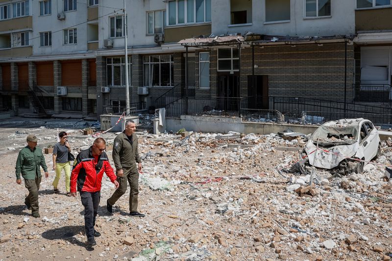 &copy; Reuters. Mayor of Kyiv Vitali Klitschko visits an apartment building, heavily damaged during a massive Russian drone strike, amid Russia's attack on Ukraine, in Kyiv, Ukraine May 30, 2023. REUTERS/Alina Smutko