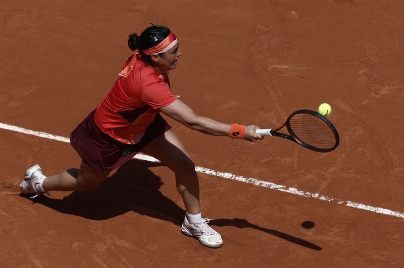 &copy; Reuters. لاعبة التنس التونسية أُنس جابر خلال مباراة لها في بطولة فرنسا المفتوحة للتنس في باريس يوم الثلاثاء. تصوير: بينوا تيسييه - رويترز.