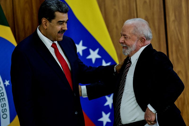 &copy; Reuters. El presidente de Venezuela, Nicolás Maduro, y el presidente de Brasil, Luiz Inácio Lula da Silva, gesticulan antes de una cumbre con presidentes de Sudamérica para discutir el relanzamiento del bloque de cooperación regional UNASUR, en Brasilia, Brasi