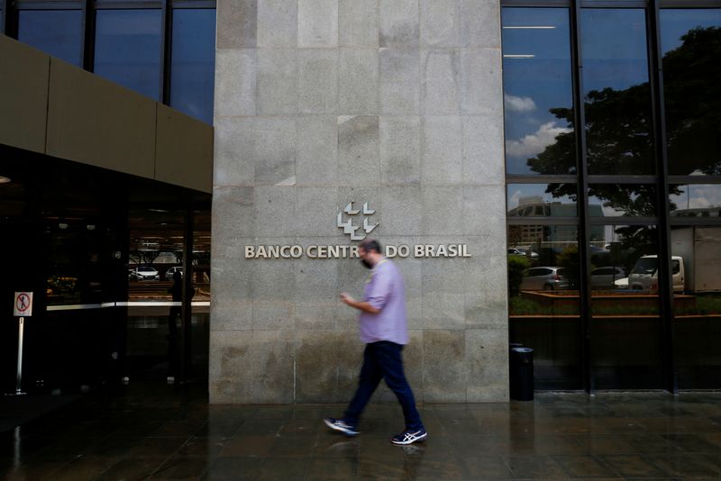 &copy; Reuters. FILE PHOTO: A man walks in front the Central bank headquarters building in Brasilia, Brazil October 4, 2021. REUTERS/Adriano Machado/