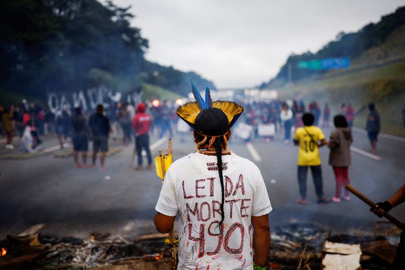 &copy; Reuters. Indígenas Guaraní Mbya protestan contra la llamada tesis legal del "Marco Temporal" mientras cierran la autopista Bandeirantes en Sao Paulo, Brasil. 30 de mayo, 2023. REUTERS/Amanda Perobelli