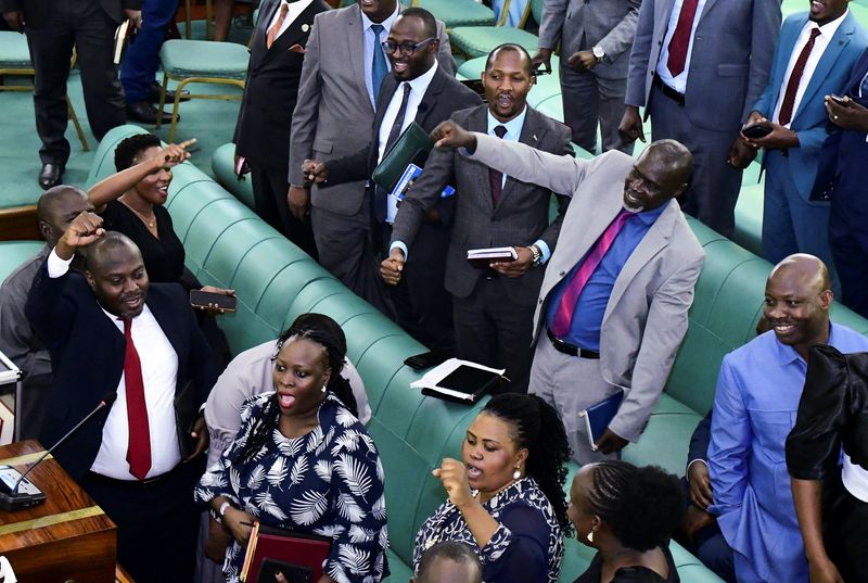 &copy; Reuters. Parlamento celebra aprovação da lei anti-LGBT em Kampala, Uganda
2/5/2023 REUTERS/Abubaker Lubowa/Arquivo