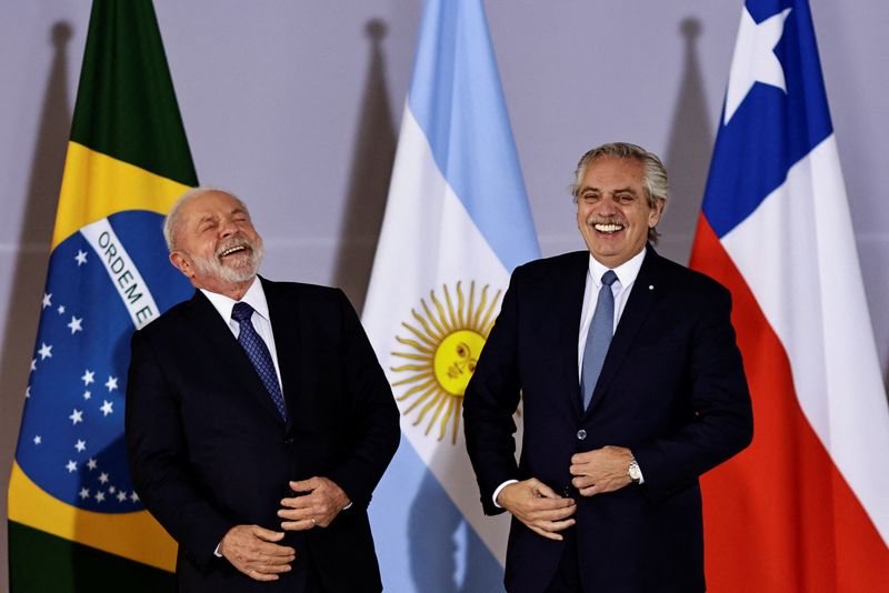 &copy; Reuters. Presidente Luiz Inácio Lula da Silva e presidente argentino, Alberto Fernández, em cúpula em Brasília
30/05/2023
REUTERS/Ueslei Marcelino