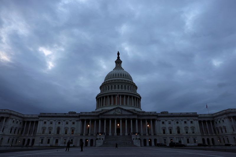 © Reuters. FOTO DE ARCHIVO: El sol se esconde tras el Capitolio en Washington, EEUU, 6 octubre del  2021. REUTERS/Leah Millis