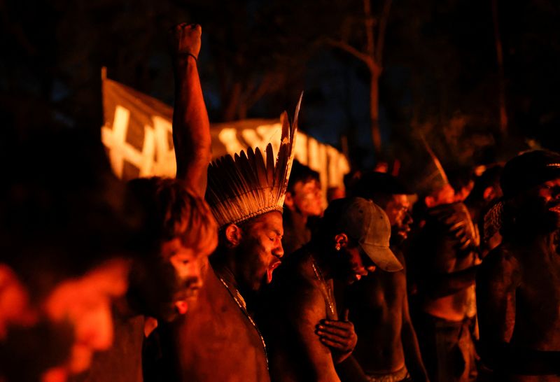 &copy; Reuters. Indígenas Guarani Mbya protestam contra a chamada tese jurídica do "Marco Temporal" e fecham Rodovia dos Bandeirantes, em São Paulo
30/05/2023
REUTERS/Amanda Perobelli