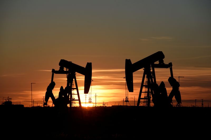 © Reuters. FILE PHOTO: Pump jacks operate at sunset in an oil field in Midland, Texas U.S. August 22, 2018. REUTERS/Nick Oxford/File Photo