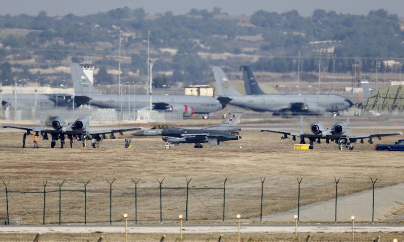 © Reuters. FILE PHOTO: A Turkish Air Force F-16 fighter jet ( C foreground) is seen between U.S. Air Force A-10 Thunderbolt II fighter jets at Incirlik airbase in the southern city of Adana, Turkey, December 11, 2015. REUTERS/Umit Bektas