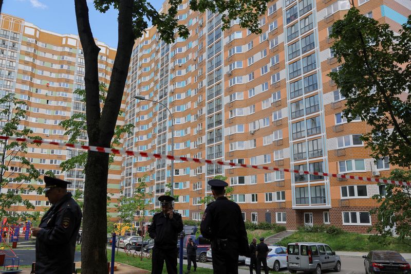 © Reuters. Russian law enforcement officers stand guard near a damaged multi-storey apartment block following a reported drone attack in Moscow, Russia, May 30, 2023. REUTERS/Evgenia Novozhenina