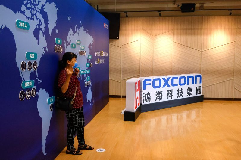 © Reuters. A Foxconn shareholder poses for photos after the annual shareholder meeting in New Taipei City, Taiwan May 31, 2023. REUTERS/Ann Wang