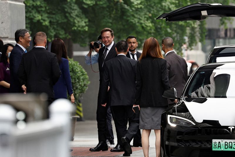 © Reuters. Tesla Chief Executive Officer Elon Musk stands near Chinese Commerce Minister Wang Wentao before leaving the Chinese Ministry of Commerce in Beijing, China May 31, 2023. REUTERS/Tingshu Wang