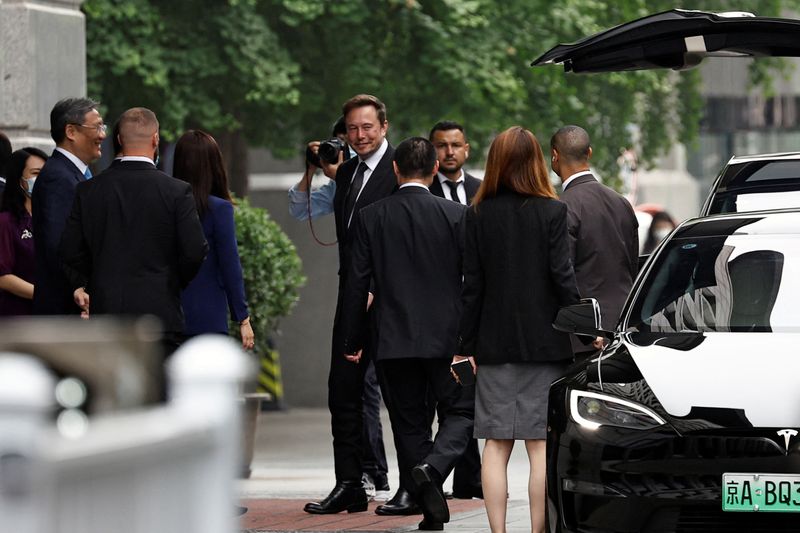 &copy; Reuters. Tesla Chief Executive Officer Elon Musk stands near Chinese Commerce Minister Wang Wentao before leaving the Chinese Ministry of Commerce in Beijing, China May 31, 2023. REUTERS/Tingshu Wang