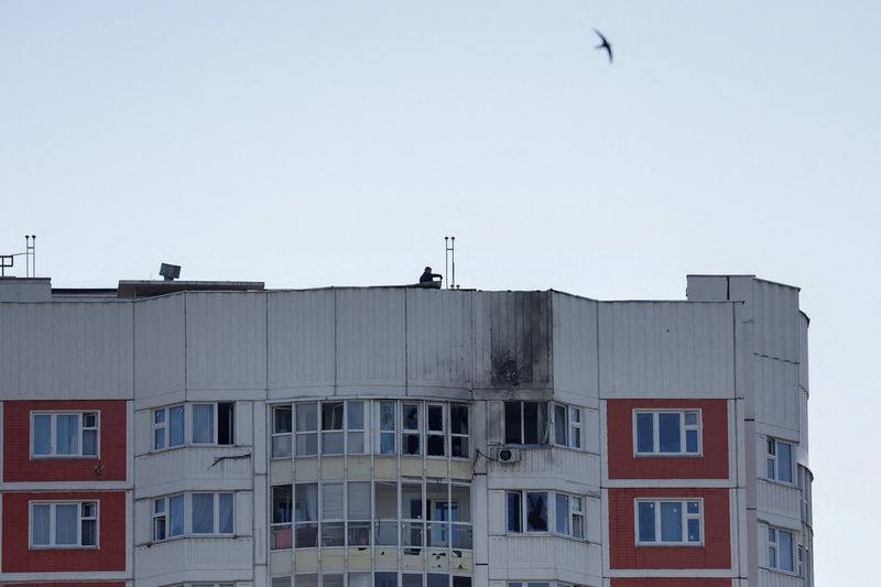 &copy; Reuters. منظر يظهر مبنى سكني متعدد الطوابق متضرر بعد هجوم قيل إنه بطائرة مسيرة في موسكو يوم الثلاثاء. تصوير: مكسيم شيميتوف - رويترز.