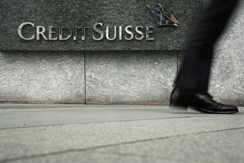 &copy; Reuters. FOTO DE ARCHIVO: Un peatón pasa junto al logotipo de Credit Suisse fuera de su edificio de oficinas en Hong Kong, China, 21 de marzo 2023. REUTERS/Lam Yik