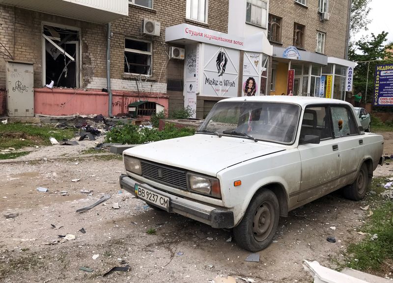 &copy; Reuters. Une voiture et un immeuble endommagés à Luhansk, en Ukraine sous contrôle russe. /Photo prise le 15 mai 2023/REUTERS/Stringer