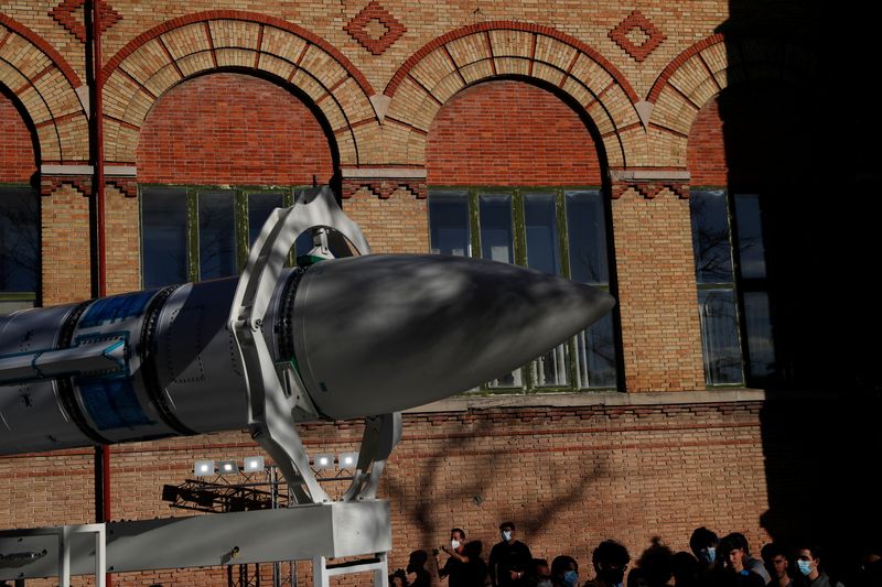 &copy; Reuters. FOTO DE ARCHIVO. Personas observan el microlanzador "Miura 1" de la empresa española PLD Space durante su presentación en el Museo Nacional de Ciencias Naturales en Madrid, España. 12 de noviembre de 2021. REUTERS/Susana Vera