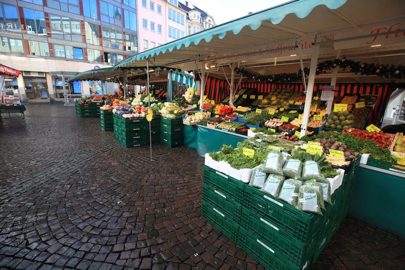 &copy; Reuters. FILE PHOTO: A deserted fruit and vegetables market is pictured on the first day of a nationwide lockdown due to the coronavirus disease (COVID-19) outbreak, in Bonn, Germany, December 16, 2020. REUTERS/Wolfgang Rattay