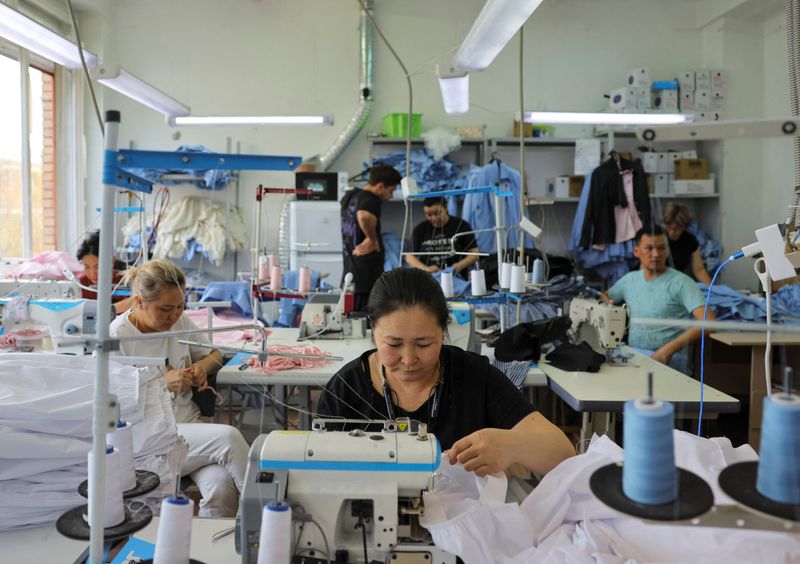&copy; Reuters. FOTO DE ARCHIVO. Costureros trabajan en piezas de la marca rusa "Closer" en un taller de costura en Moscú, Rusia. 20 de abril de 2023. REUTERS/Evgenia Novozhenina