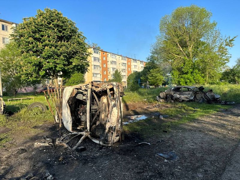 © Reuters. A view shows destroyed vehicles following what was said to be Ukrainian forces' shelling in the course of Russia-Ukraine conflict in the town of Shebekino in the Belgorod region, Russia, in this handout image released May 31, 2023. Governor of Russia's Belgorod Region Vyacheslav Gladkov via Telegram/Handout via REUTERS 