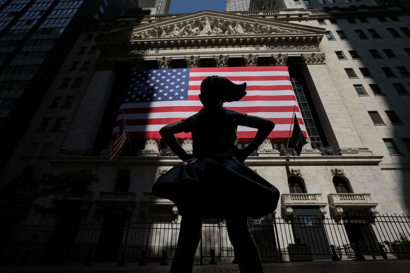 © Reuters. FILE PHOTO: Fearless Girl is seen outside the New York Stock Exchange (NYSE) in New York City, U.S., May 30, 2023.  REUTERS/Brendan McDermid