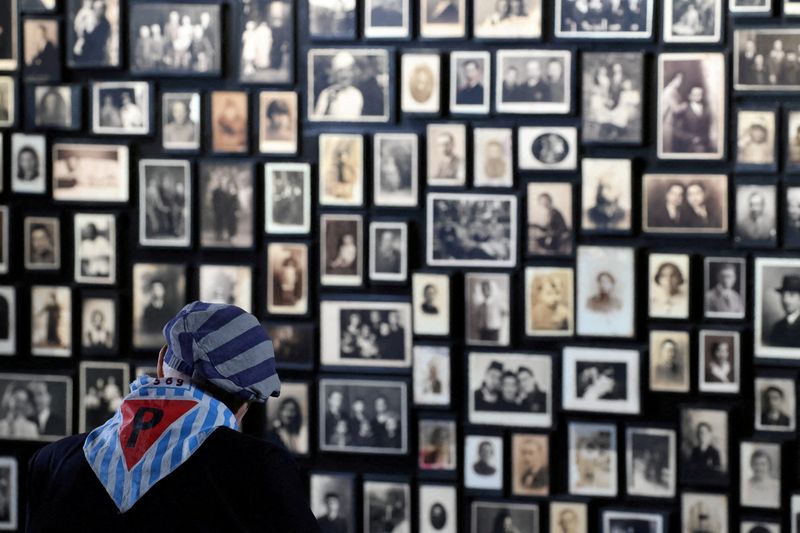 &copy; Reuters. FILE PHOTO: A Holocaust survivor takes part in the 78th anniversary of liberation of Nazi German Auschwitz-Birkenau death camp in Oswiecim, Poland January 27, 2023. Jakub Porzycki/Agencja Wyborcza.pl via REUTERS 
