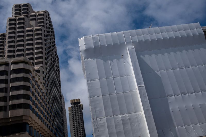 &copy; Reuters. A building is seen covered with plastic at a residential area in San Francisco, California, U.S., May 30, 2023. REUTERS/Carlos Barria