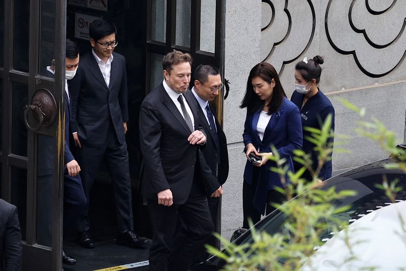&copy; Reuters. Elon Musk, sort d'un restaurant à Pékin, en Chine. /Photo prise le 31 mai 2023/REUTERS/Tingshu Wang