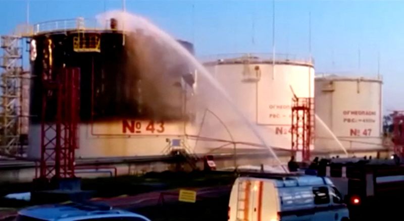 &copy; Reuters. Incendie dans une raffinerie de pétrole dans la région de Krasnodar, en Russie. /Image fixe tirée d'une vidéo publiée le 4 mai 2023/REUTERS/Gouverneur de la région de Krasnodar via Telegram