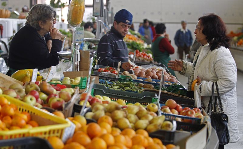 &copy; Reuters. FILE PHOTO: People talk at the vegetable market in Olhao in the southern Portuguese province of Algarve March 12, 2013. . REUTERS/Jose Manuel Ribeiro 