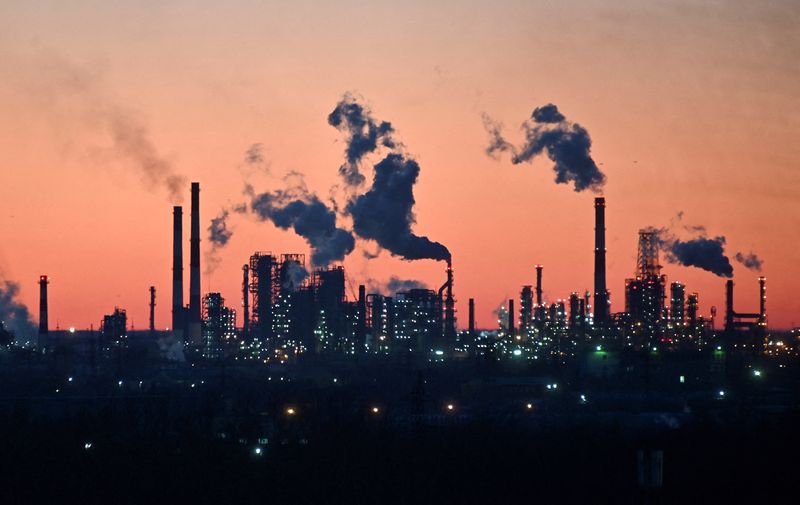 &copy; Reuters. FILE PHOTO: A general view shows a local oil refinery during sunset in Omsk, Russia March 16, 2022. REUTERS/Alexey Malgavko/File Photo