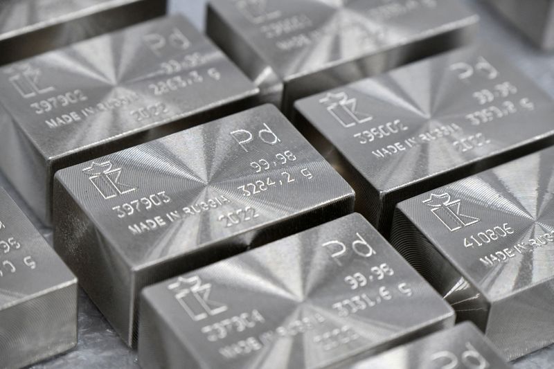 &copy; Reuters. FILE PHOTO: Ingots of 99.98 percent pure palladium are placed in a workroom during production at Krastsvetmet precious metals plant in the Siberian city of Krasnoyarsk, Russia, January 31, 2023. REUTERS/Alexander Manzyuk/File Photo