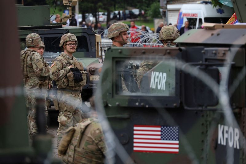 &copy; Reuters. جنود بقوات أمريكية ومن كوسوفو تابعة لحلف شمال الأطلسي تقف للحراسة بالقرب من مكتب بلدية في منطقة ليبوسافيتش بكوسوفو يوم الأربعاء. تصوير: فات