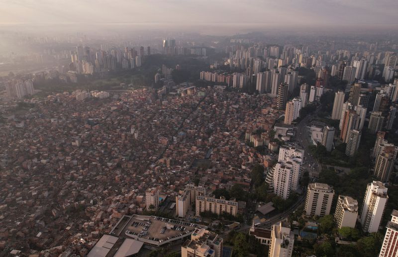 &copy; Reuters. FILE PHOTO: An aerial view shows Paraisopolis slum and buildings from Morumbi neighbourhood in Sao Paulo, Brazil October 27, 2022. REUTERS/Amanda Perobelli