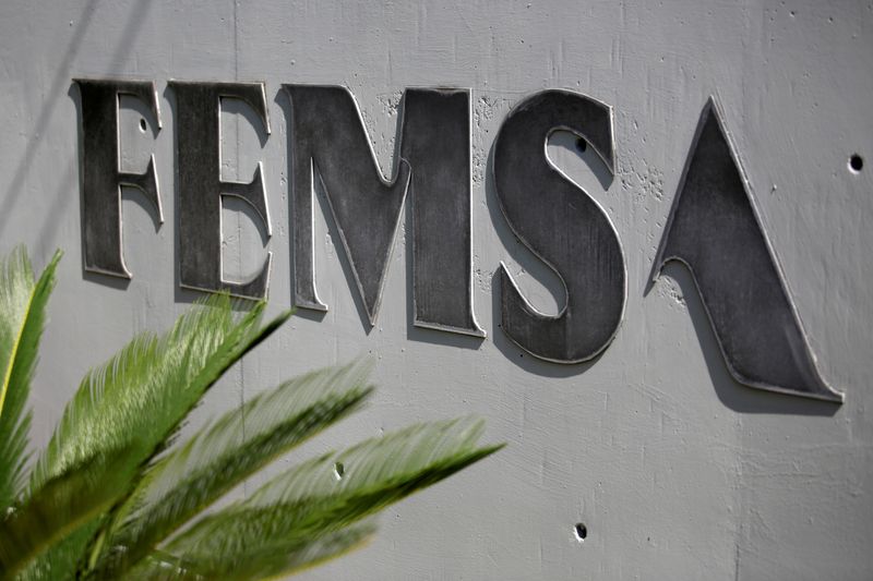 &copy; Reuters. Imagen de archivo. El logotipo de Coca-Cola FEMSA de México, la embotelladora de Coca-Cola más grande del mundo, en su sede en Monterrey, México. 19 de agosto de 2018. REUTERS/Daniel Becerril