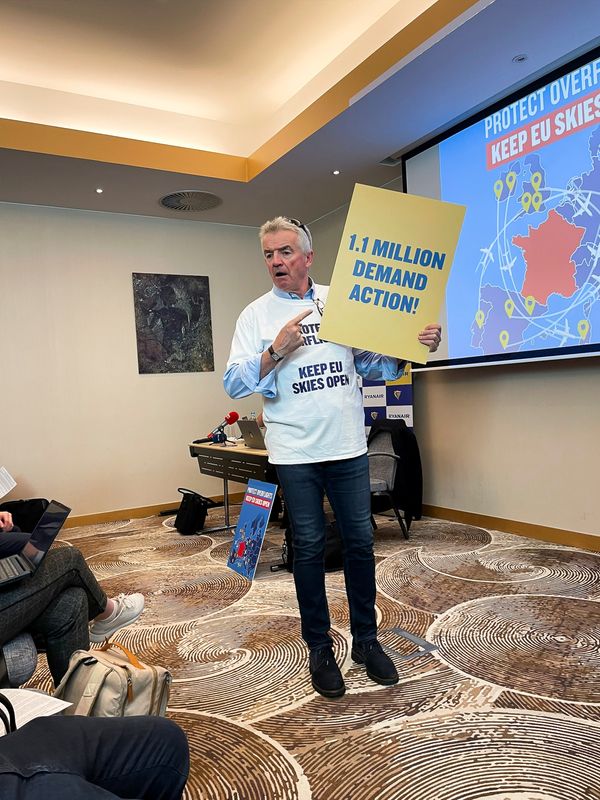 © Reuters. Ryanair's CEO Michael O'Leary holds a sign during a demonstration in Brussels, Belgium May 31, 2023.   REUTERS/Julia Payne