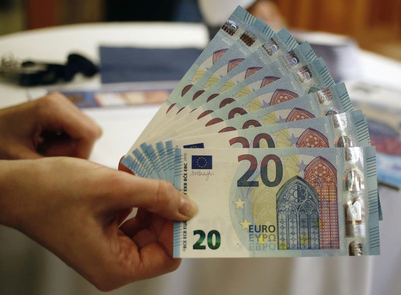 &copy; Reuters. Photo d'archives de billets de banque en euros. /Photo prise le 24 février 2015 à Vienne, en Autriche/REUTERS/Leonhard Foeger