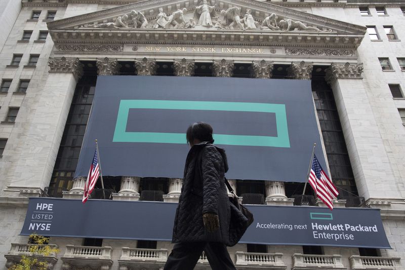 © Reuters. FILE PHOTO: Signs for Hewlett Packard Enterprise Co., cover the facade of the New York Stock Exchange November 2, 2015.  REUTERS/Brendan McDermid