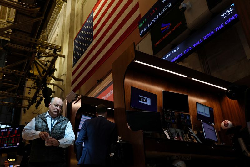 Wall St cae antes de votación de techo deuda, persiste preocupación por alza tasas de la Fed